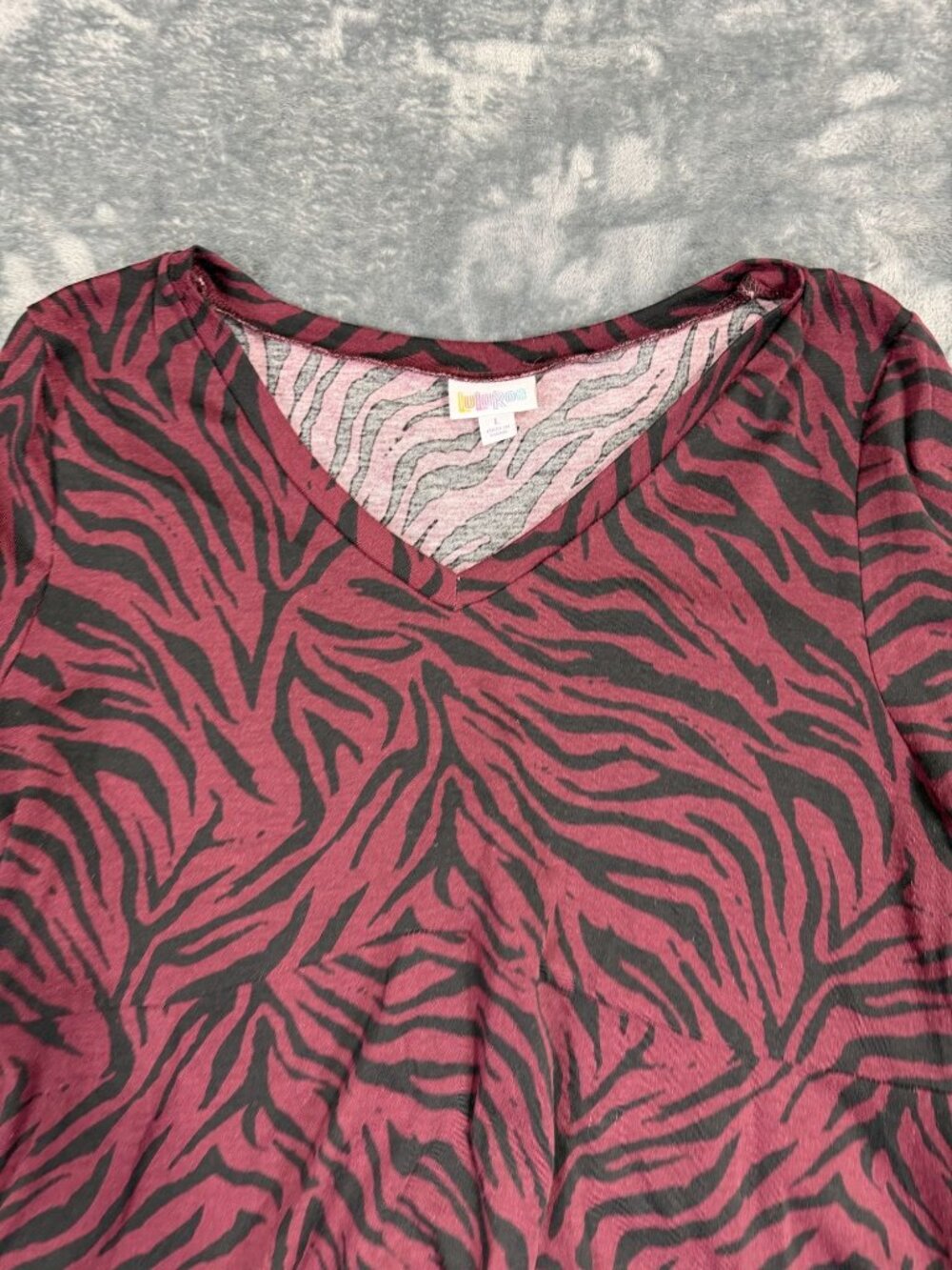 LuLaRoe Burgundy & Black Zebra Print High-Low V-Neck Tunic Top Womens Size L - Picture 5 of 10
